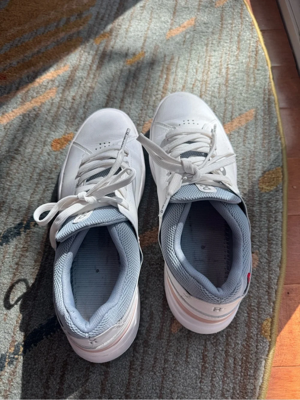 On The Roger Women’s Sneakers – White – Size 9.5